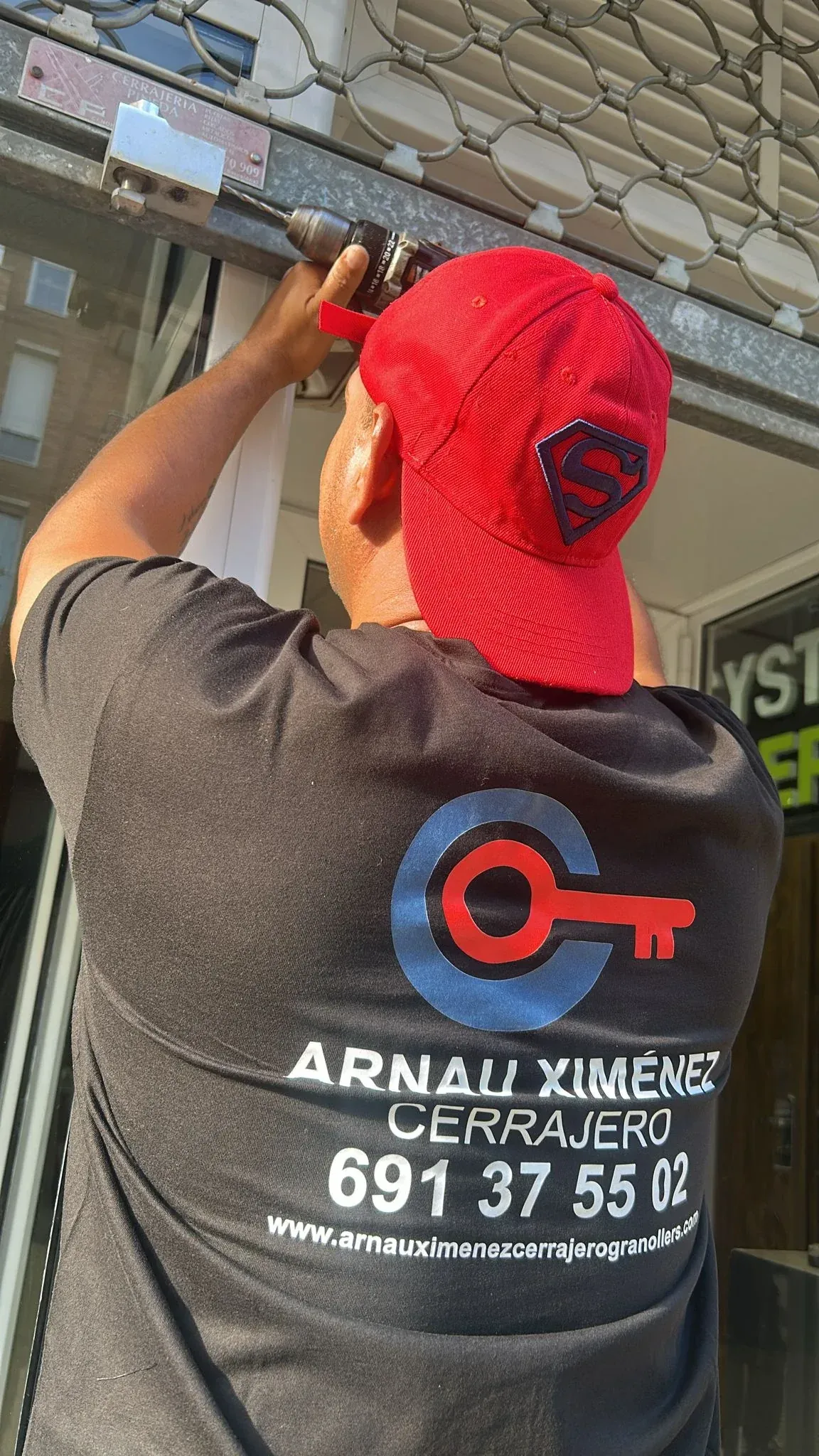 Arnau Ximénez Cerrajero atendiendo un servicio en Granollers